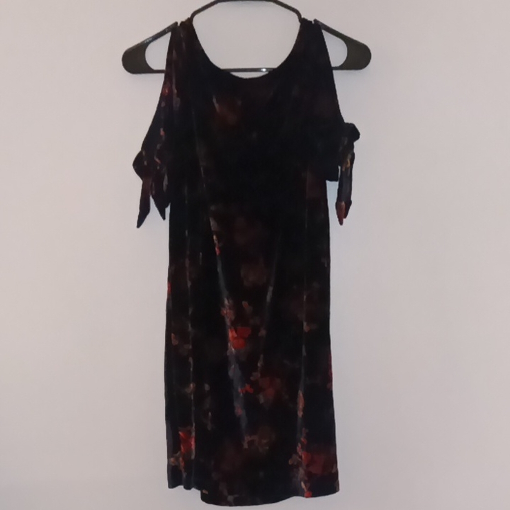 Cold-Shoulder Velvet Floral Dress in Black and Red